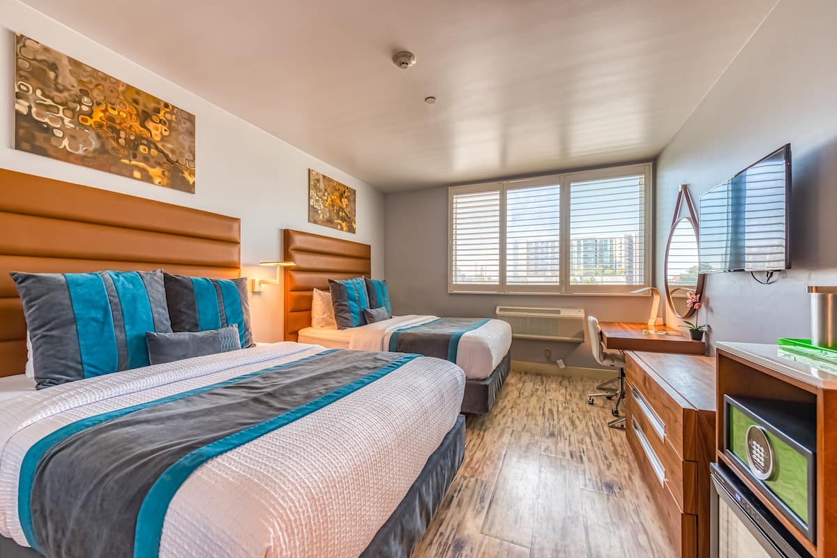 Klassieke kamer, 2 queensize bedden | Luxe beddengoed, donzen dekbedden, een kluis op de kamer