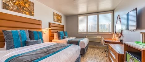 Chambre classique, 2 grands lits | Literie de qualité, couette en duvet, coffre-fort, ameublement unique
