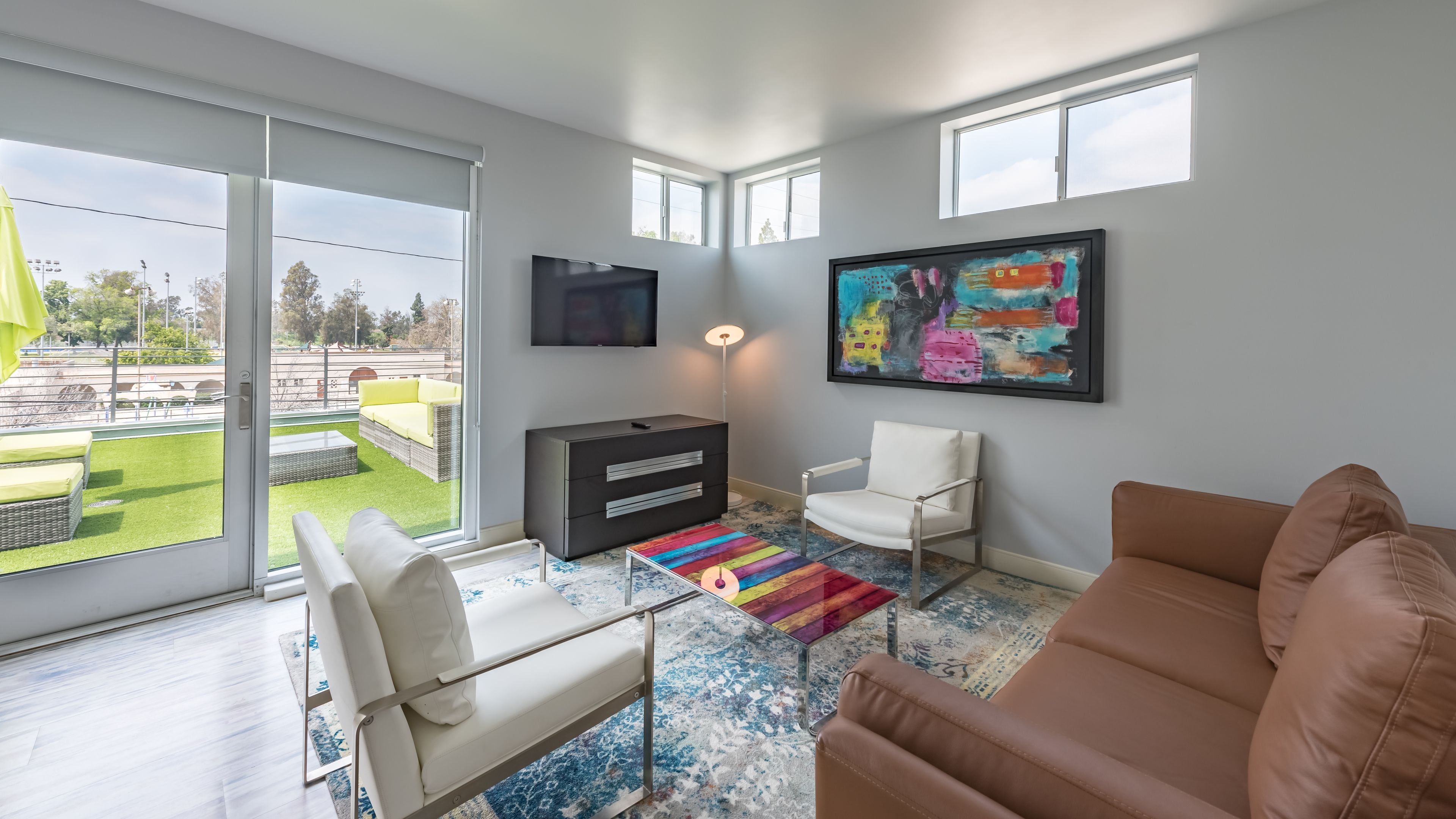 Suite | Sala de estar | Televisión LED de 42 pulgadas con canales digitales, una televisión