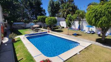 室外游泳池,池畔遮阳伞,日光浴躺椅