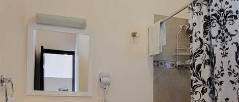 Un baño con inodoro, lavamanos y ducha.