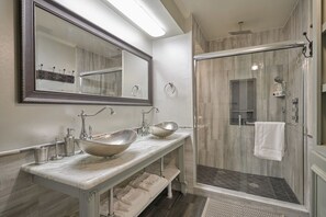 Deluxe-Suite, 1 Schlafzimmer (Texas Room) | Hochwertige Bettwaren, Daunenbettdecken, Pillowtop-Betten, Zimmersafe