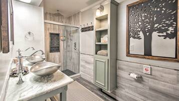 Suite Deluxe, 1 camera da letto (Texas Room) | Bagno | Articoli per l'igiene personale ecosostenibili, asciugacapelli