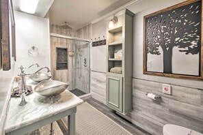 Suíte luxo, 1 quarto (Texas Room) | Banheiro | Produtos de toalete biodegradáveis, secador de cabelo, roupões de banho 