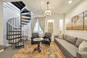 Skylight Suite | Living room | 42-inch flat-screen TV with cable channels, TV, Netflix - Houston Towers Inn Downtown Museum District Med. Ctr NRG - Adults Only (Houston)