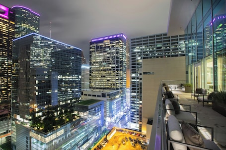 Egyptian cotton sheets, premium bedding, pillow-top beds, in-room safe. The Laura Hotel, Houston Downtown, Autograph Collection