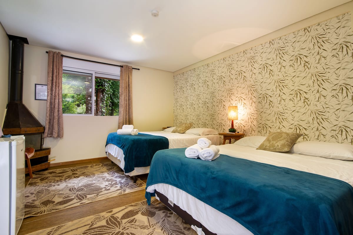 Deluxe-rum - 2 queensize-sängar - bubbelpool - trädgård | 1 sovrum, minibar och värdeförvaringsskåp på rummet