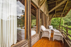 Cabaña Deluxe, 2 habitaciones, balcón, vistas al jardín | Minibar, caja fuerte, decoración individual y mobiliario individual