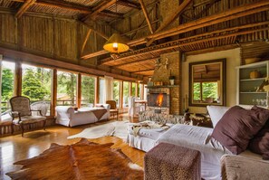 Cabaña Deluxe, 2 habitaciones, balcón, vistas al jardín | Minibar, caja fuerte, decoración individual y mobiliario individual