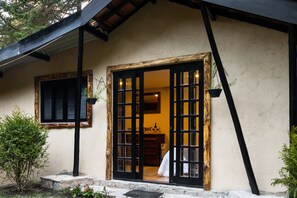 Habitación romántica, bañera de hidromasaje, en la zona del jardín | Vistas desde la habitación