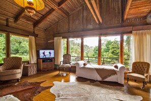 Cabaña Deluxe, 2 habitaciones, balcón, vistas al jardín | Minibar, caja fuerte, decoración individual y mobiliario individual