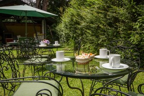 Outdoor dining - Pousada Casa Mantiqueira (Campos do Jordão)