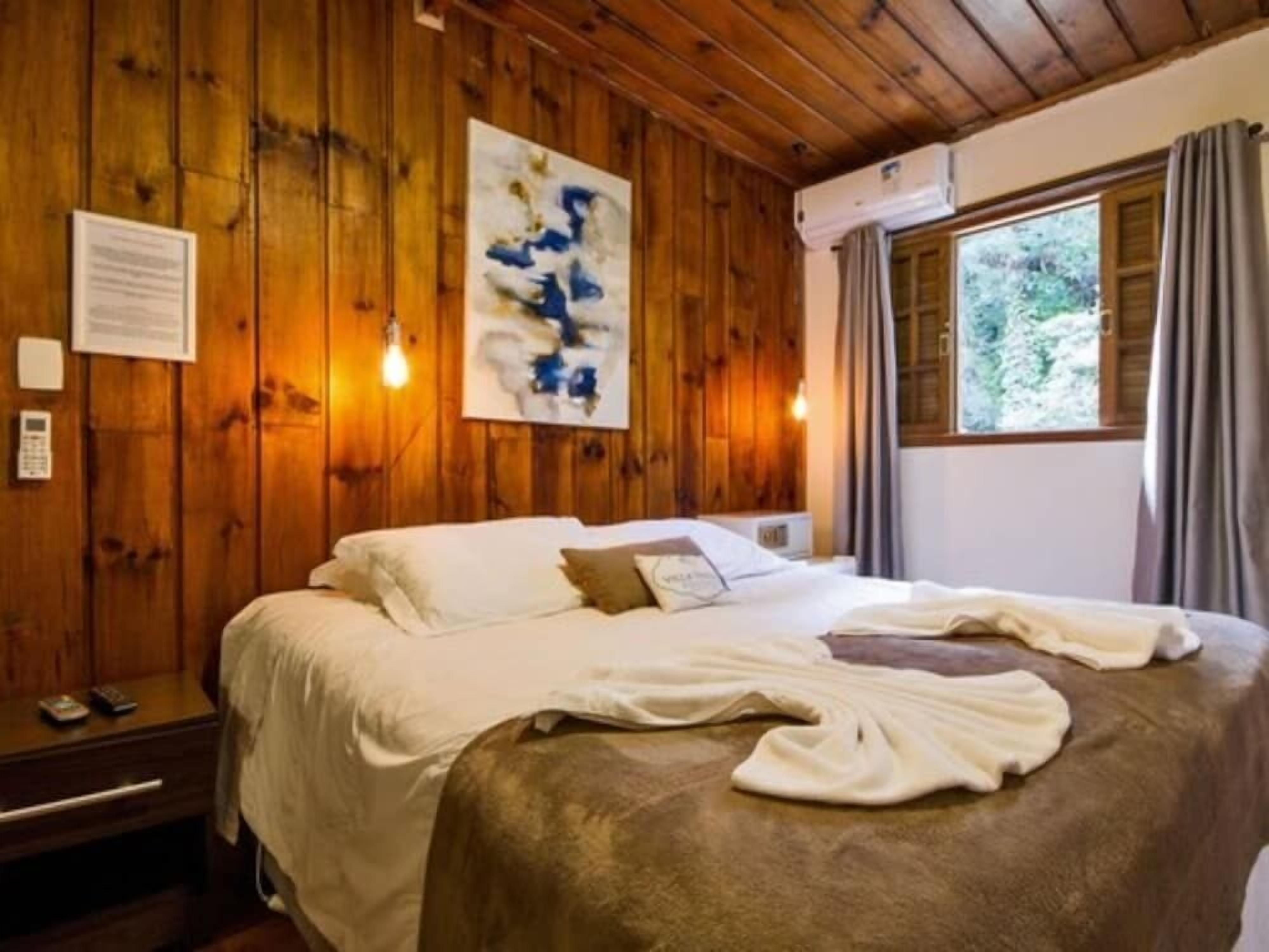 Roupas de cama antialérgicas, cofres nos quartos, cortinas blackout