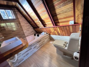 Deluxe huisje, hot tub, tuin | Badkamer | Gratis toiletartikelen, handdoeken