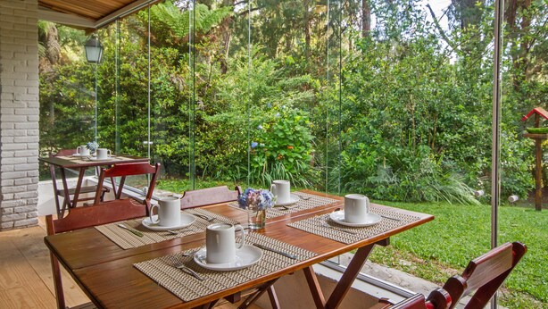 Outdoor dining - Villa Vintage Campos (Campos do Jordão)
