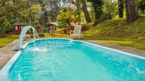 Outdoor pool - Villa Vintage Campos (Campos do Jordão)