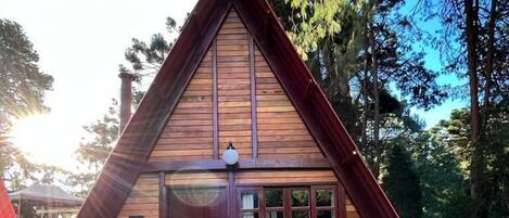 Deluxe Cabin, Hot Tub, Garden Area | Hypo-allergenic bedding, in-room safe, blackout drapes, free WiFi