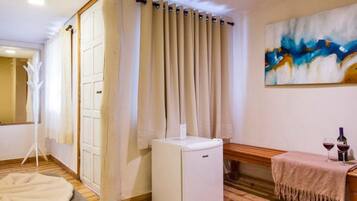 Quarto básico, banheira, no piso térreo (Harmonia) | 1 quarto, roupas de cama antialérgicas, cofres nos quartos