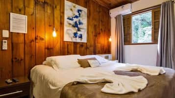 Quarto clássico, 1 quarto, lareira, no piso térreo (Aconchego) | 1 quarto, roupas de cama antialérgicas, cofres nos quartos