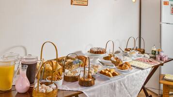 Café da manhã feito na hora grátis todos os dias