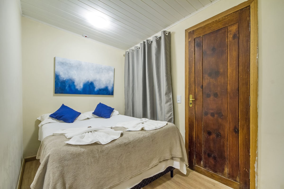 Basic Room, Ground Floor (Paz) | 1 bedroom, hypo-allergenic bedding, in-room safe, blackout drapes