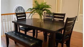House, 5 Bedrooms | In-room dining