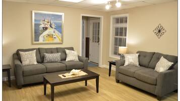House, 5 Bedrooms | Living room | Flat-screen TV, fireplace