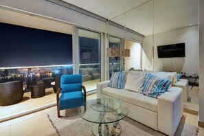 公寓, 2 間臥室, 海灘景, 海濱 | 客廳 | 50 吋平面電視連有線電視頻道、電視