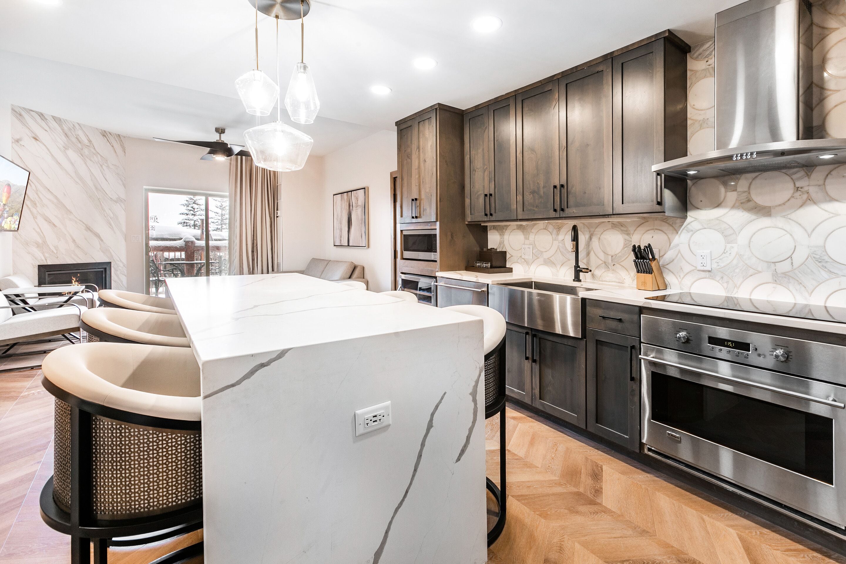 Een microgolfoven, een kookplaat, een vaatwasser