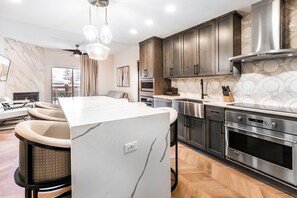 Micro-ondes, plaque de cuisson, lave-vaisselle, cafetière/bouilloire