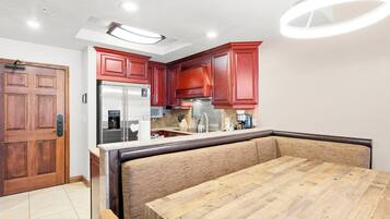 Deluxe Condo | Dining room
