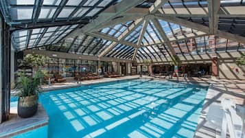 Piscine couverte, 2 piscines extérieures, chaises longues
