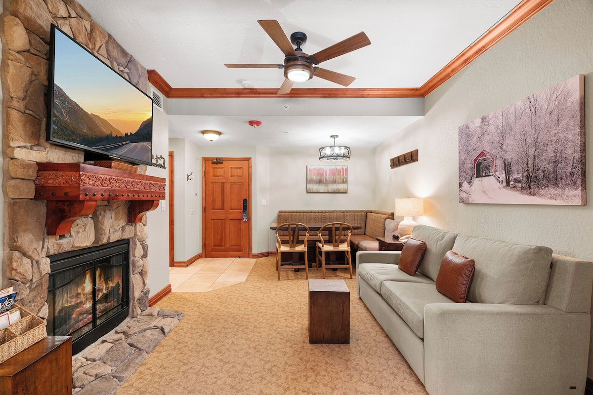Studio Plus 3516 | Living area | Flat-screen TV, DVD player