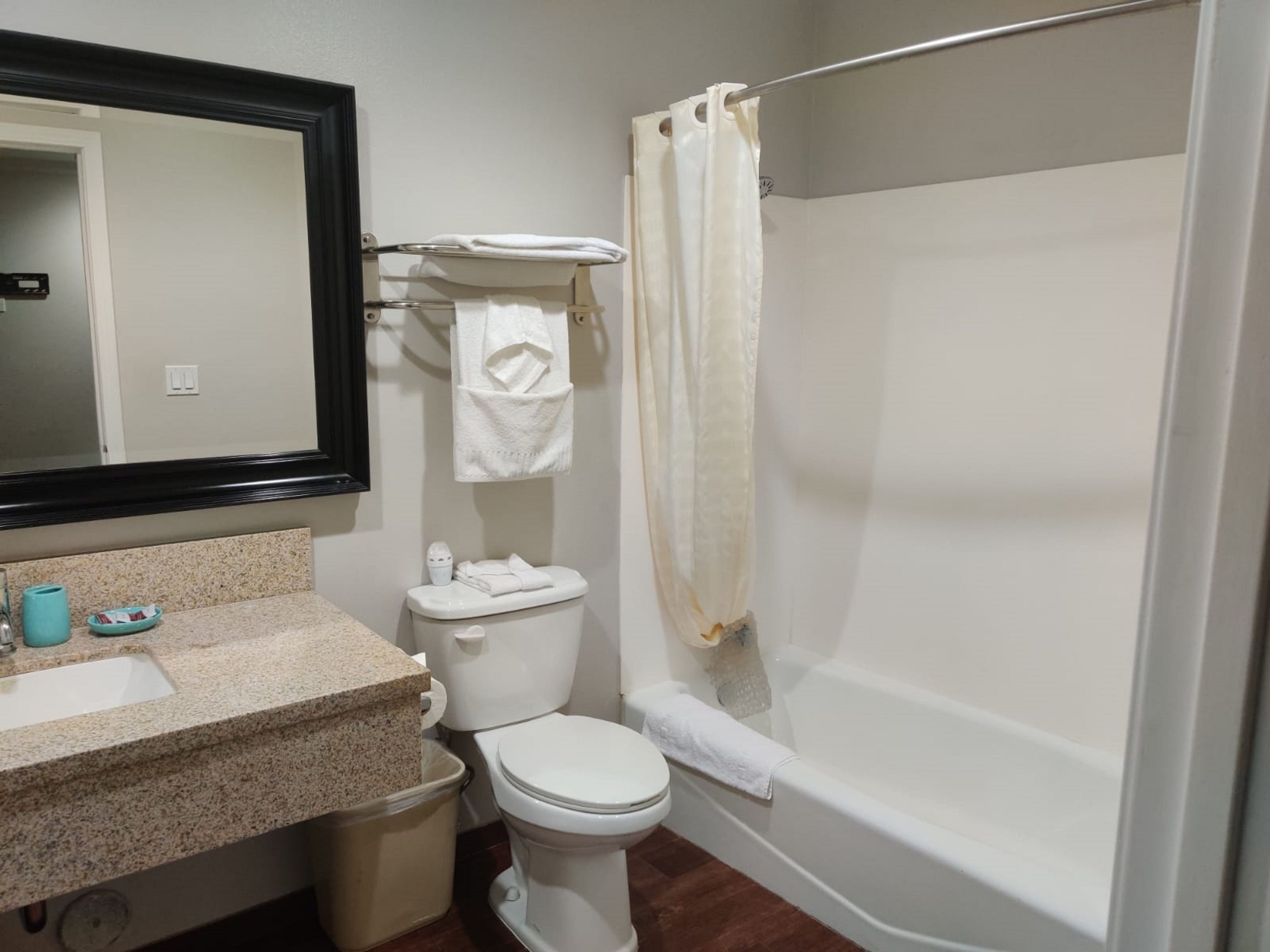 Un baño con lavabo, inodoro y bañera.