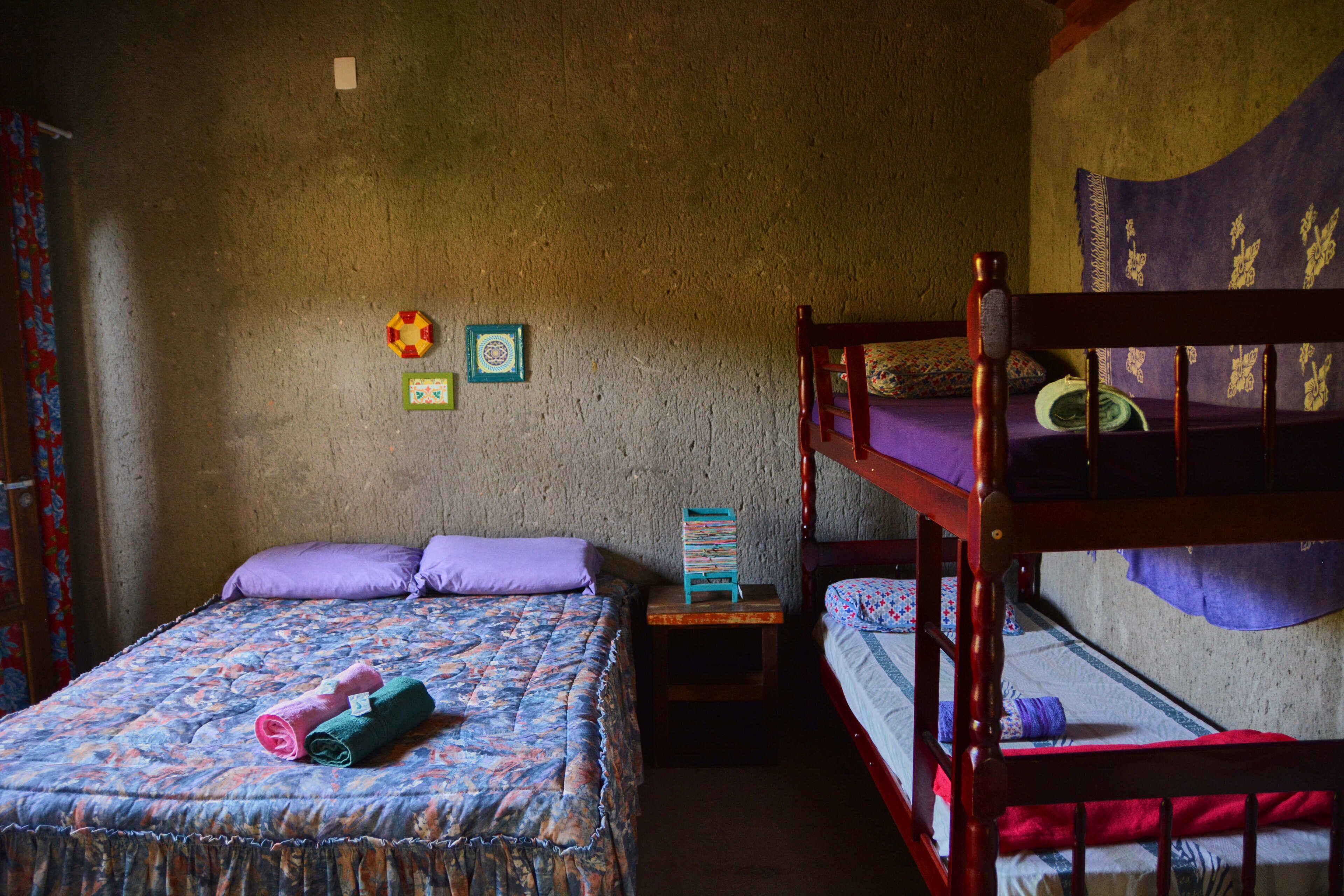 標準四人房 | Select Comfort 床墊、書桌、免費無線上網、床單