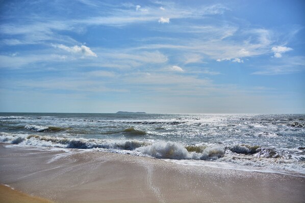 Vit sandstrand och 6 strandbarer