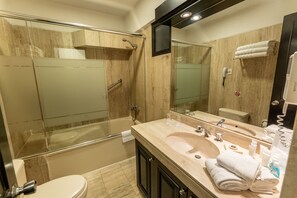 Minibar, in-room safe, desk, soundproofing - Jose Antonio Lima (Lima)