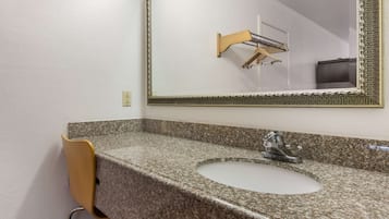 Combined shower/tub, free toiletries, towels