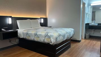 Decoración personalizada, muebles diferentes y ropa de cama 