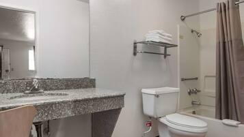 Ensemble douche/baignoire, articles de toilette gratuits