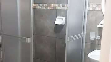 Apartamento clássico, 2 quartos | Chuveiro