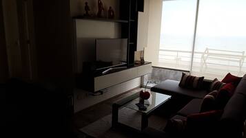 Apartamento clásico, 2 habitaciones | Sala de estar | Una televisión de pantalla plana