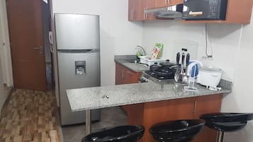 Apartamento clássico, 2 quartos | Cozinha privada | Geladeira, micro-ondas, lava-louças, cafeteira/chaleira