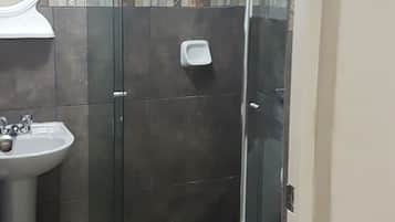 Apartamento clássico, 2 quartos | Banheiro | Chuveiro, secador de cabelo, toalhas de banho
