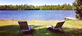 Alquiler de cabañas de madera! Tranquilo, tranquilo y privado frente al lago! Se admiten perros
