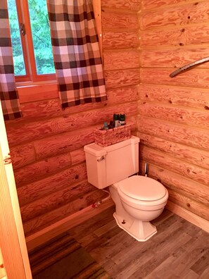 Een douche, handdoeken, toiletpapier