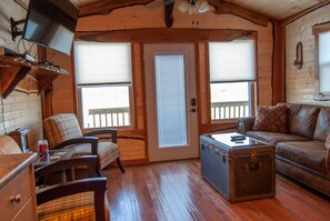 TV, DVD player, books, video library - Rustic Cabin - Jetted Tubs - Wi-Fi - Wonderful Views - Grill - Firepit - Porch (Makanda)
