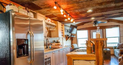 Rustic Cabin - Jetted Tubs - Wi-Fi - Wonderful Views - Grill - Firepit - Porch