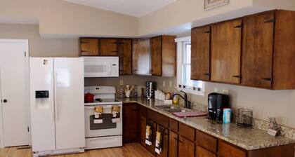 * On the Wine Trail * Near Giant City & Shawnee Forest! * Wi-Fi *