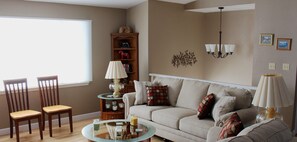 Televisie, een dvd-speler, tafelvoetbal en boeken